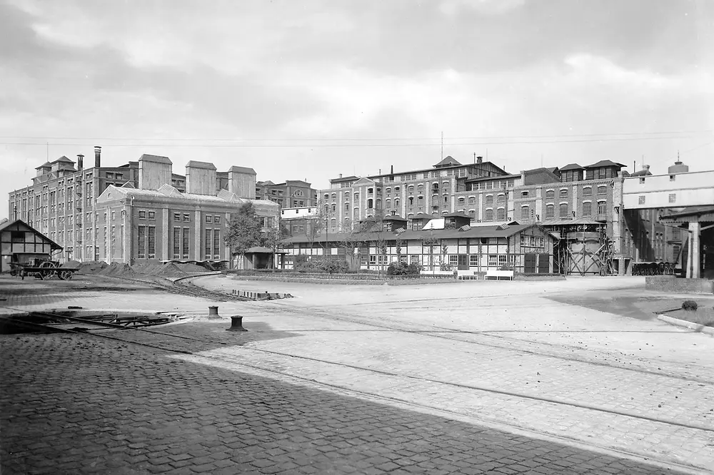 
随着在杜塞尔多夫建造和启动自己的粘合剂工厂，汉高于 1923 年 6 月 26 日开始销售粘合剂产品